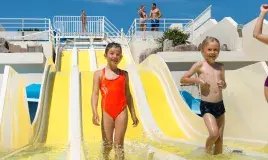 Toboggans à la piscine extérieure du Bois Masson