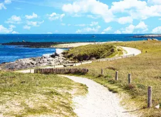 Faire une randonnée pédestre à la pointe du Conguel