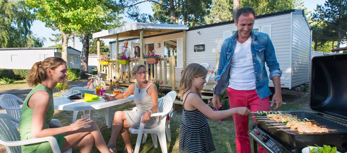 Famille dans son mobil home dans le camping du Bois Masson